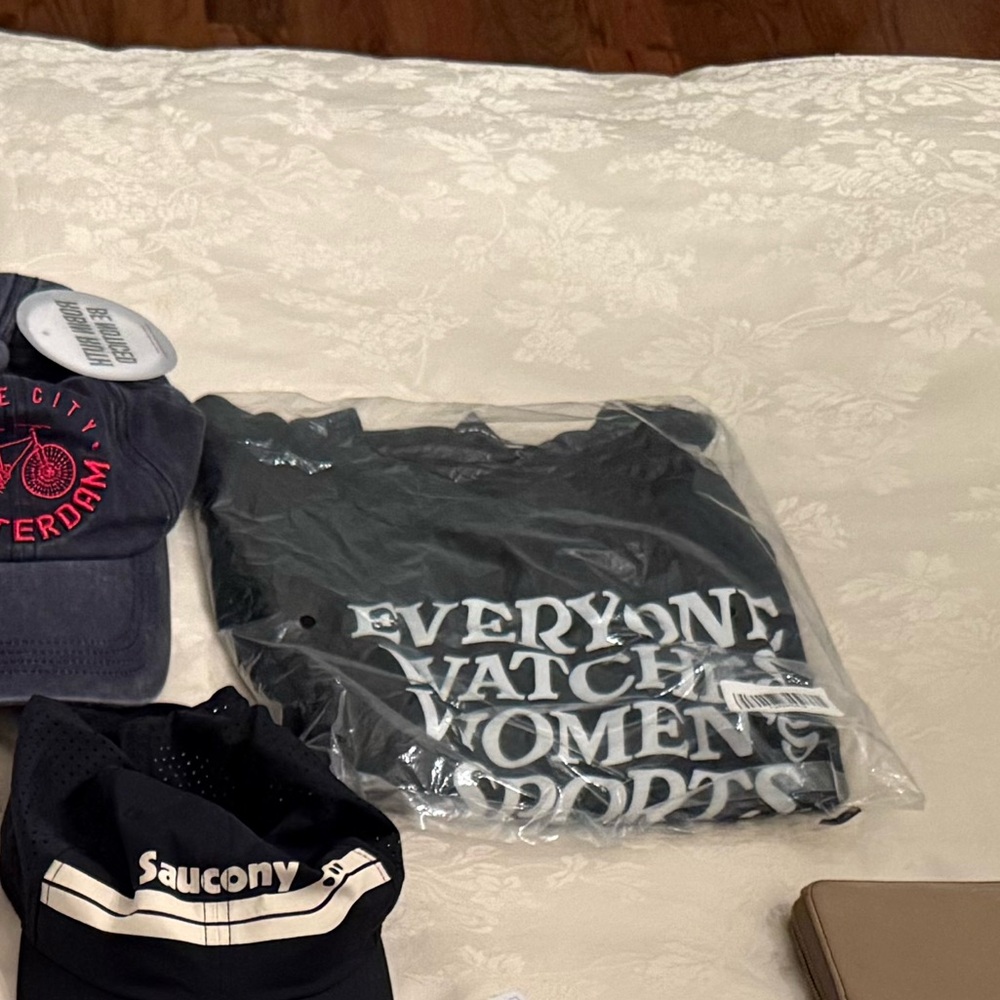 EVERYONE WATCHES WOMENS SPORTS tee size L
